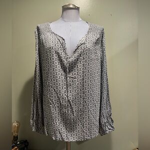 Dalia Collection Gray And White Ladies Long Sleeve Top.  Size Large